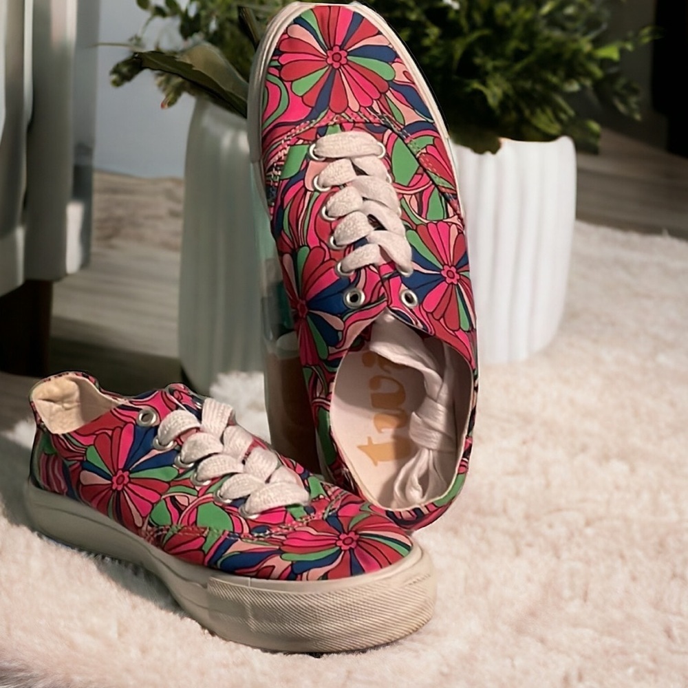 Twiggy of London sneakers size 7 1/2 W cute retro design great condition